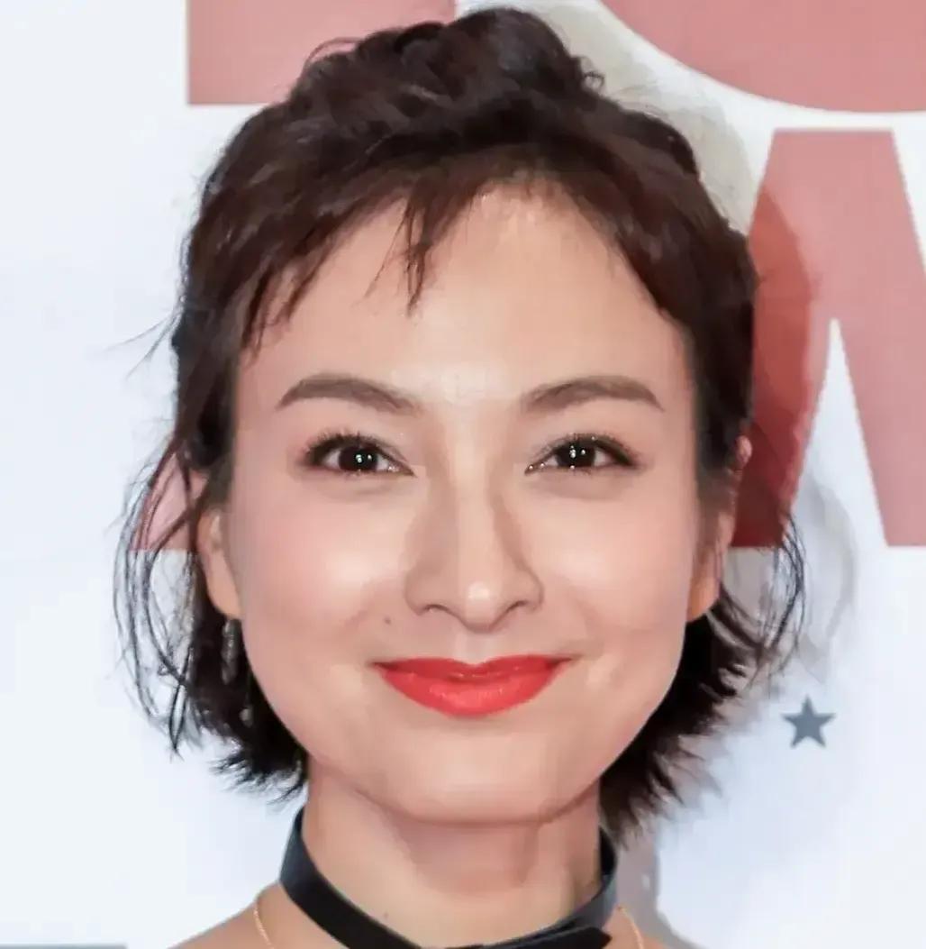 吴昕在节目里被主持人追问42岁还不结婚，她直接甩一句有房有车有存款，婚姻不是必答