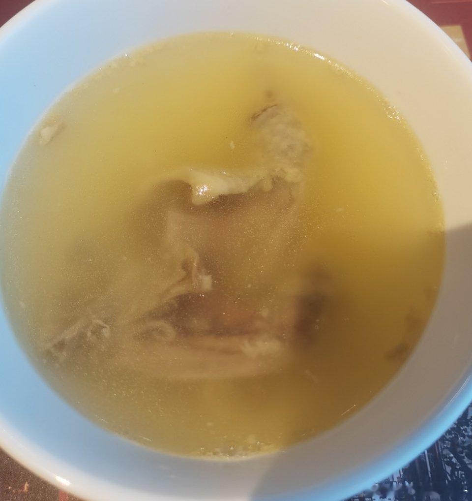 中午鸽子汤，师傅出力不讨好，要是弄份绿豆汤，又便宜又受欢迎。 