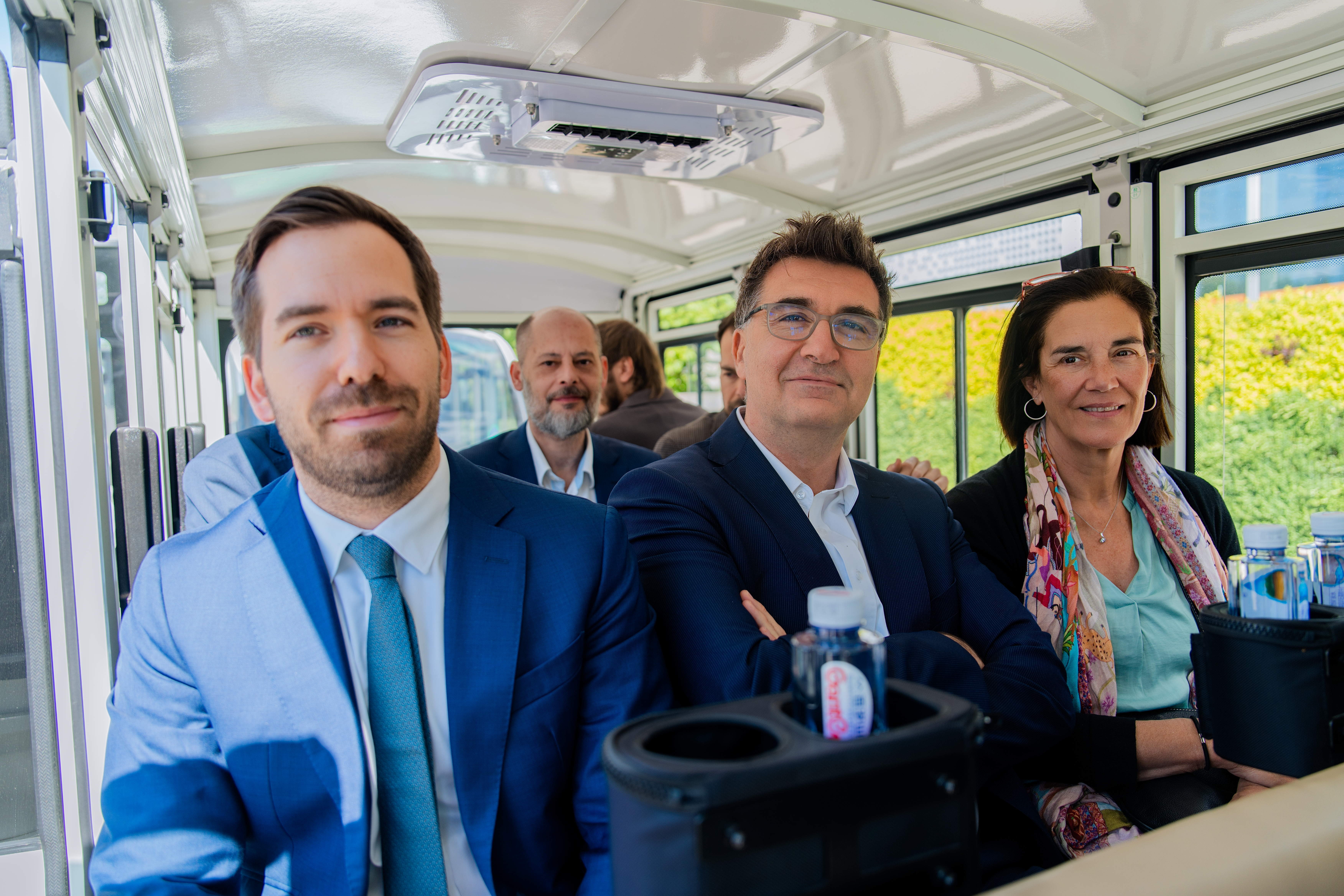 时代变了，现在是老外参观咱们的工厂西班牙驻华大使馆代表一行走进享界超级工厂 ，体