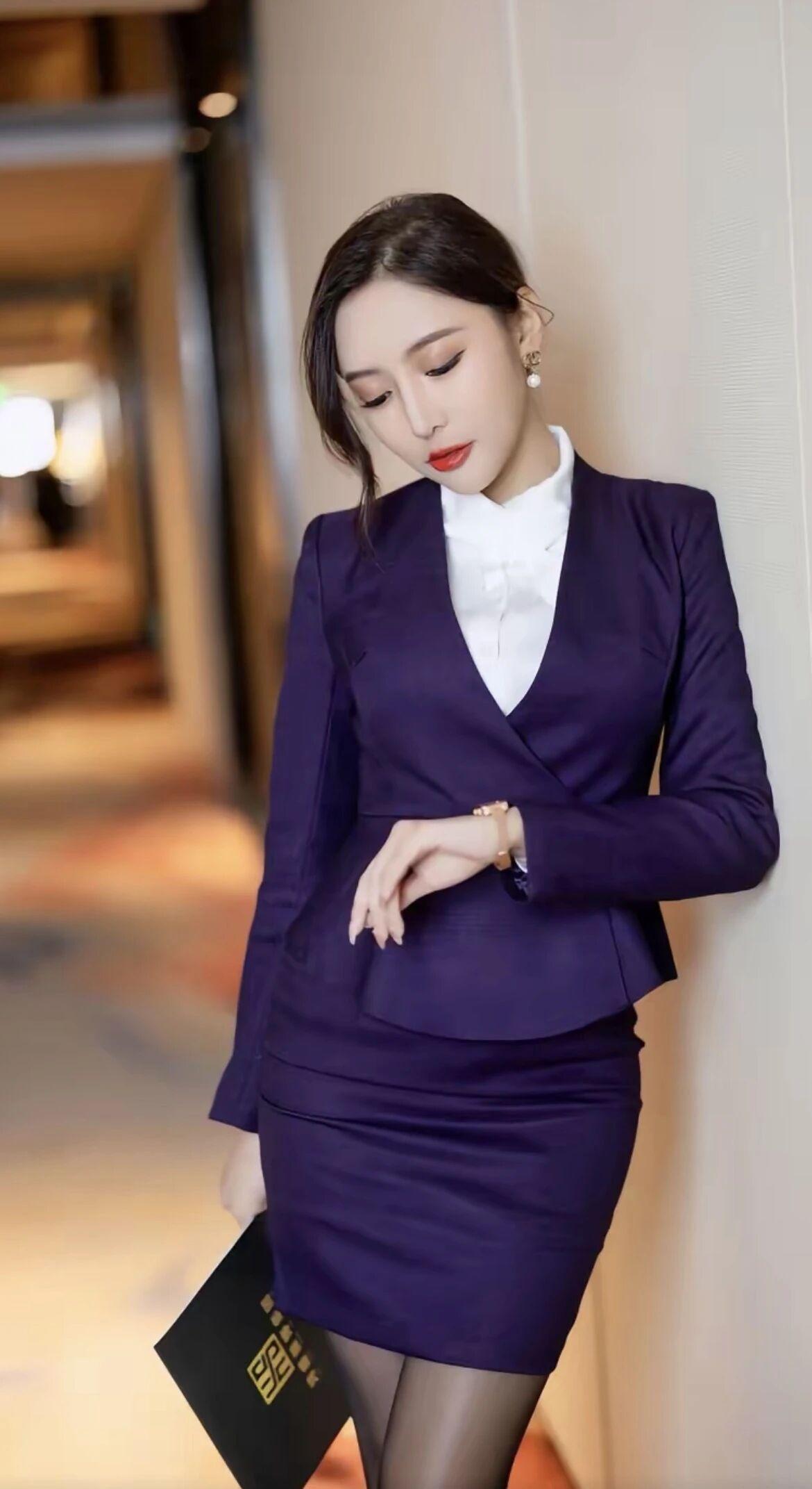 制服最能彰显女人气质，没有任何人能抵抗这样的魅力~~