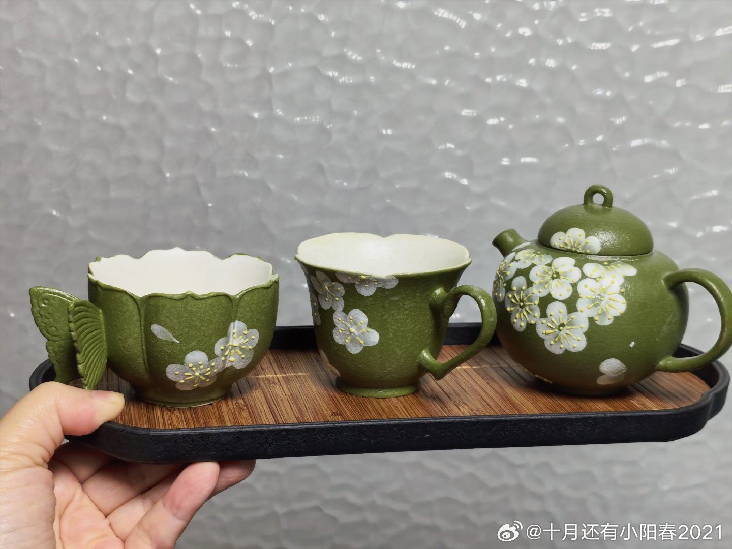 两套茶具。白鹅这套，等了好久，才等到茶壶的特价。没想到茶壶这么小！另外一套绿色，