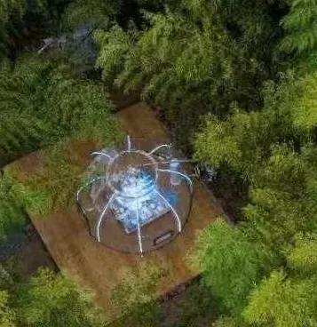 朋友去了浙江东阳，东阳大地艺术谷的星空书屋赞不绝口。艺术谷是15位艺术家结合当地