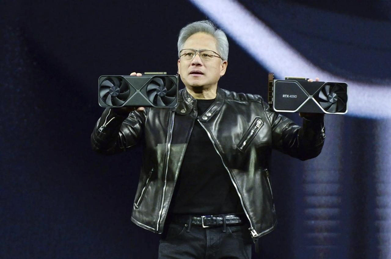 黄仁勋提出了端侧AI的概念，如果单从技术上来说毫无疑问这是一个巨大的威胁，但同时