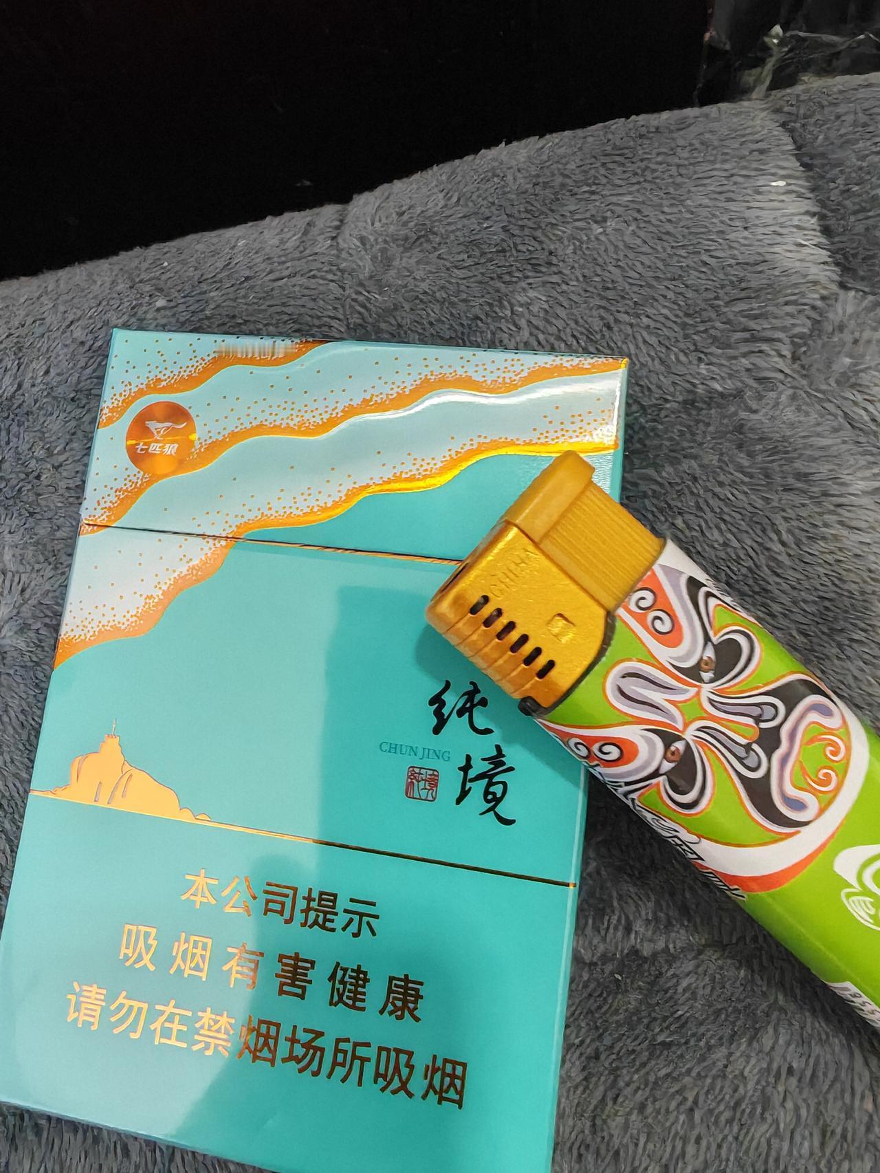 18元的烟配2元的打火机，这组合很常见。就像我以前，兜里揣着18块一包的烟，再拿