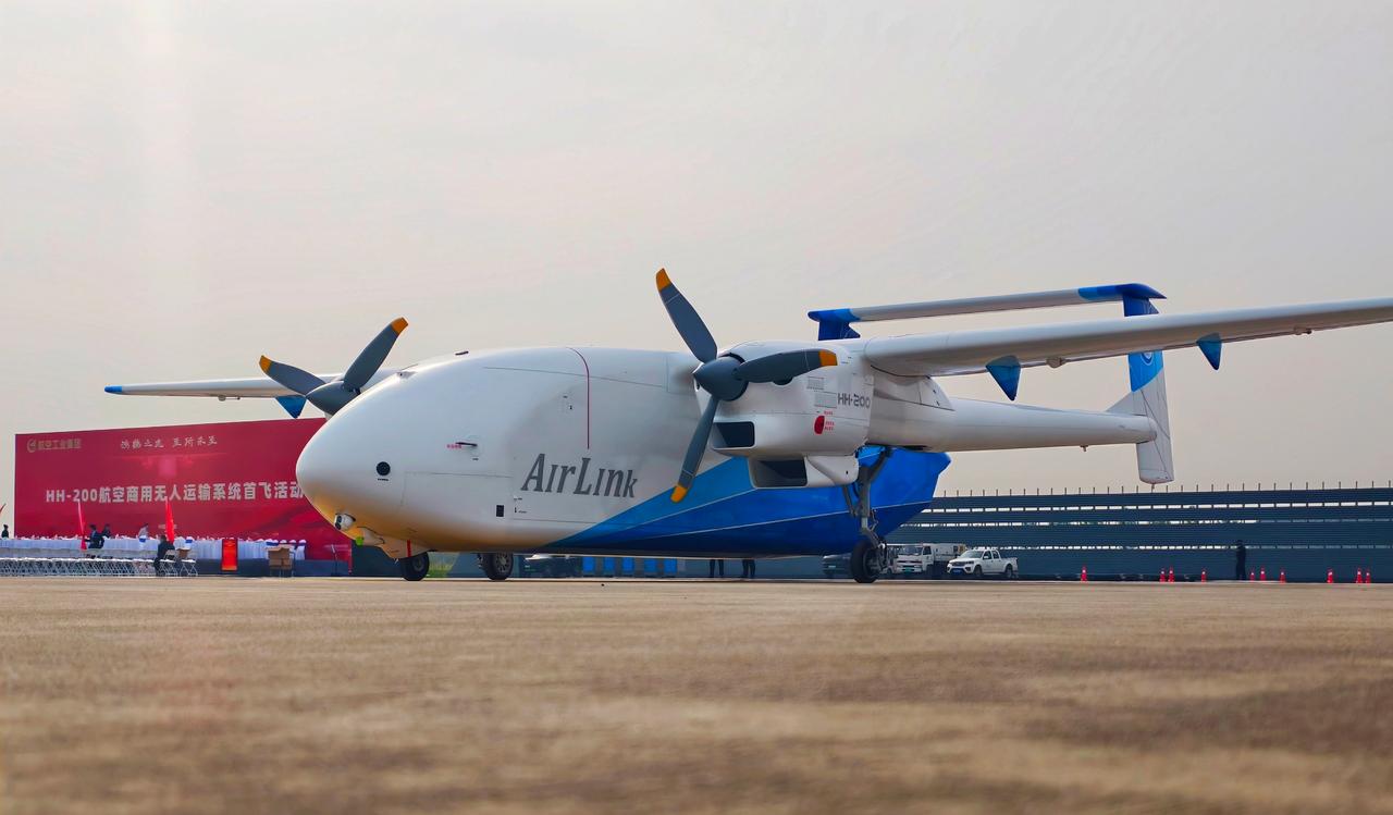 我国自主研发的HH-200航空商用无人运输系统在陕西蒲城成功进行首飞，该“无人飞