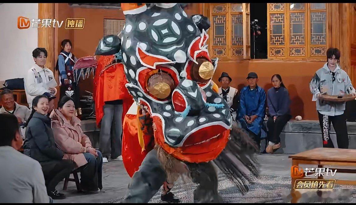 王栎鑫麒麟上身气势满分谁被糊糊的麒麟造型狠狠帅到！舞麒麟时灵动又英气，每一个动作