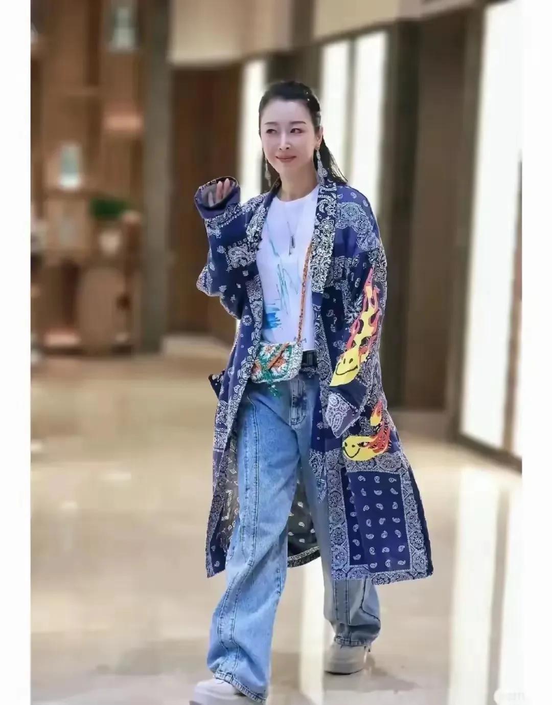 她是80后记忆犹新的“唱跳天后”，最火的时候绯闻满天飞！上过几次春晚，堪称一段时