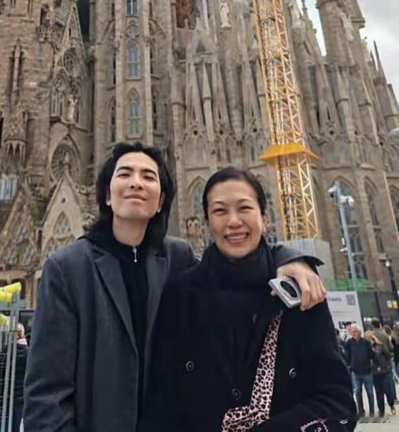 肖敬腾与大他14岁的妻子一同外出，画面宛如母子般温馨。常言道，女性过了50岁，衰