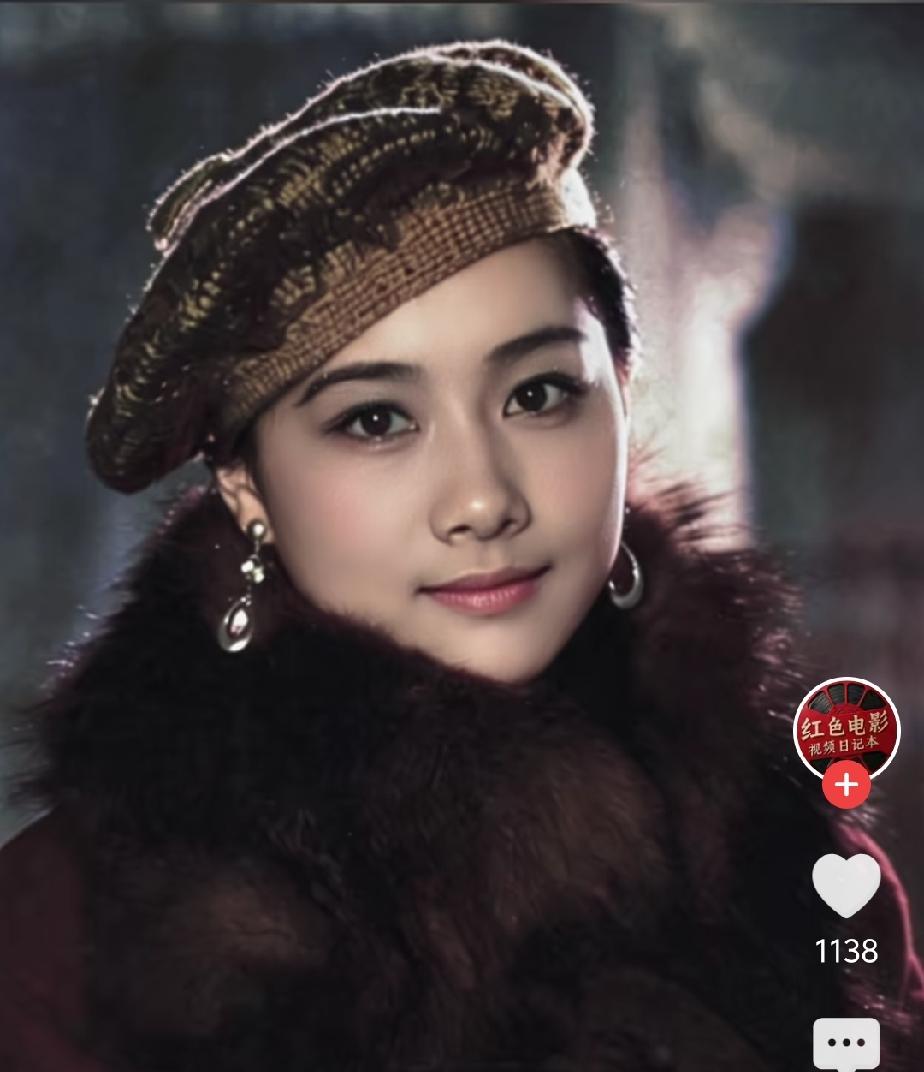 想不到王沪生的姐姐王亚茹的饰演者黄梅莹老师年轻时是如此美丽高贵。

黄梅莹演《渴