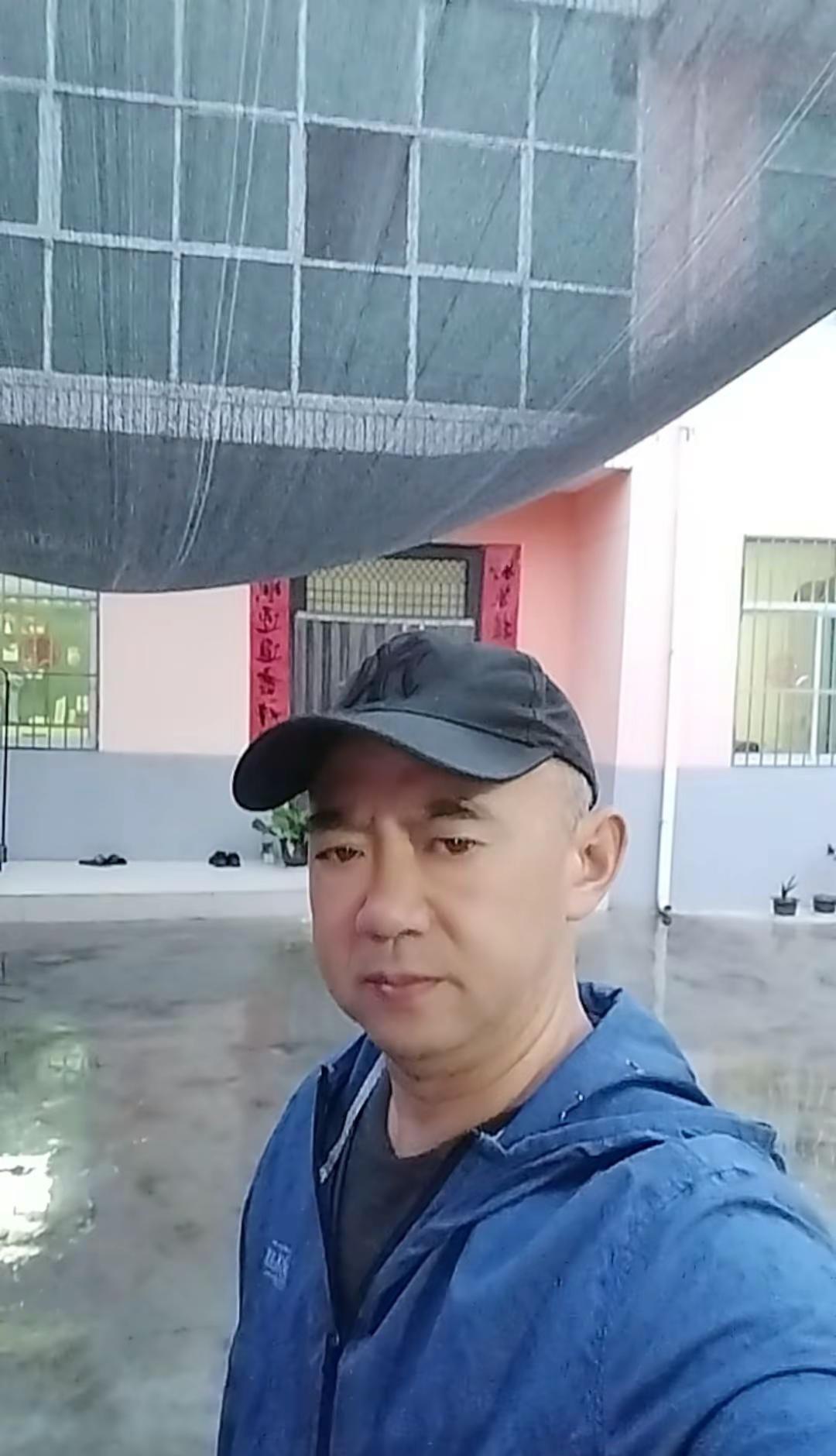 人到了一定年龄，圈子就会越来越小，话也越来少，有人说这是成熟，也有人说这是孤独，