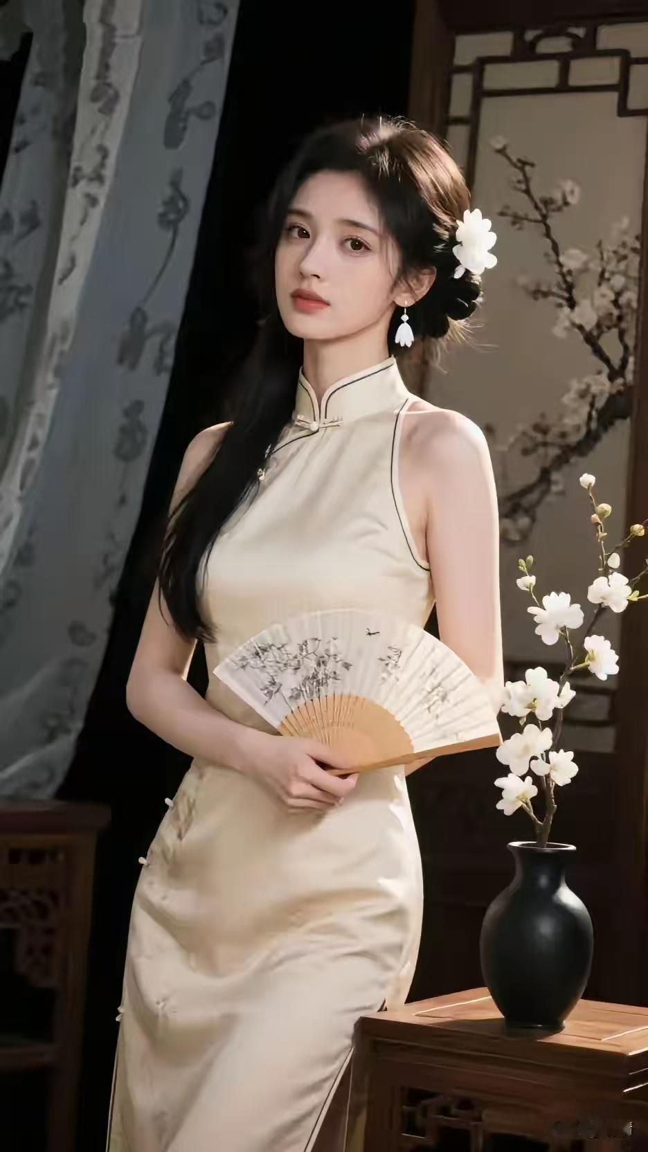 山坡羊·旗袍书香韵
米白裳婉，
扇遮娇面，
丹青绘就闺情绻。
韵天然，意绵缠。