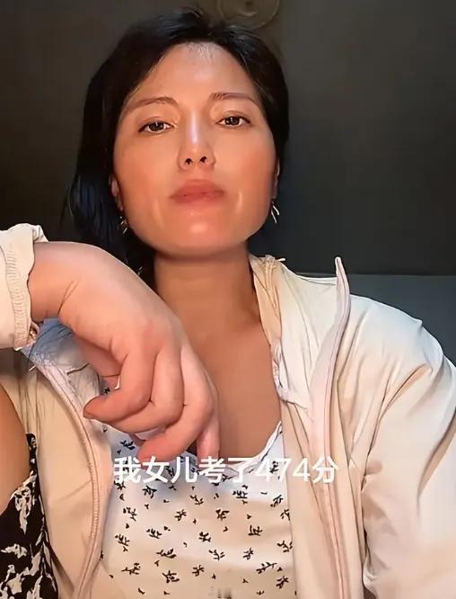戴三万块的金耳环，哭着说拿不出五千学费。这届网友的眼睛，是真毒。

开学季刷到个