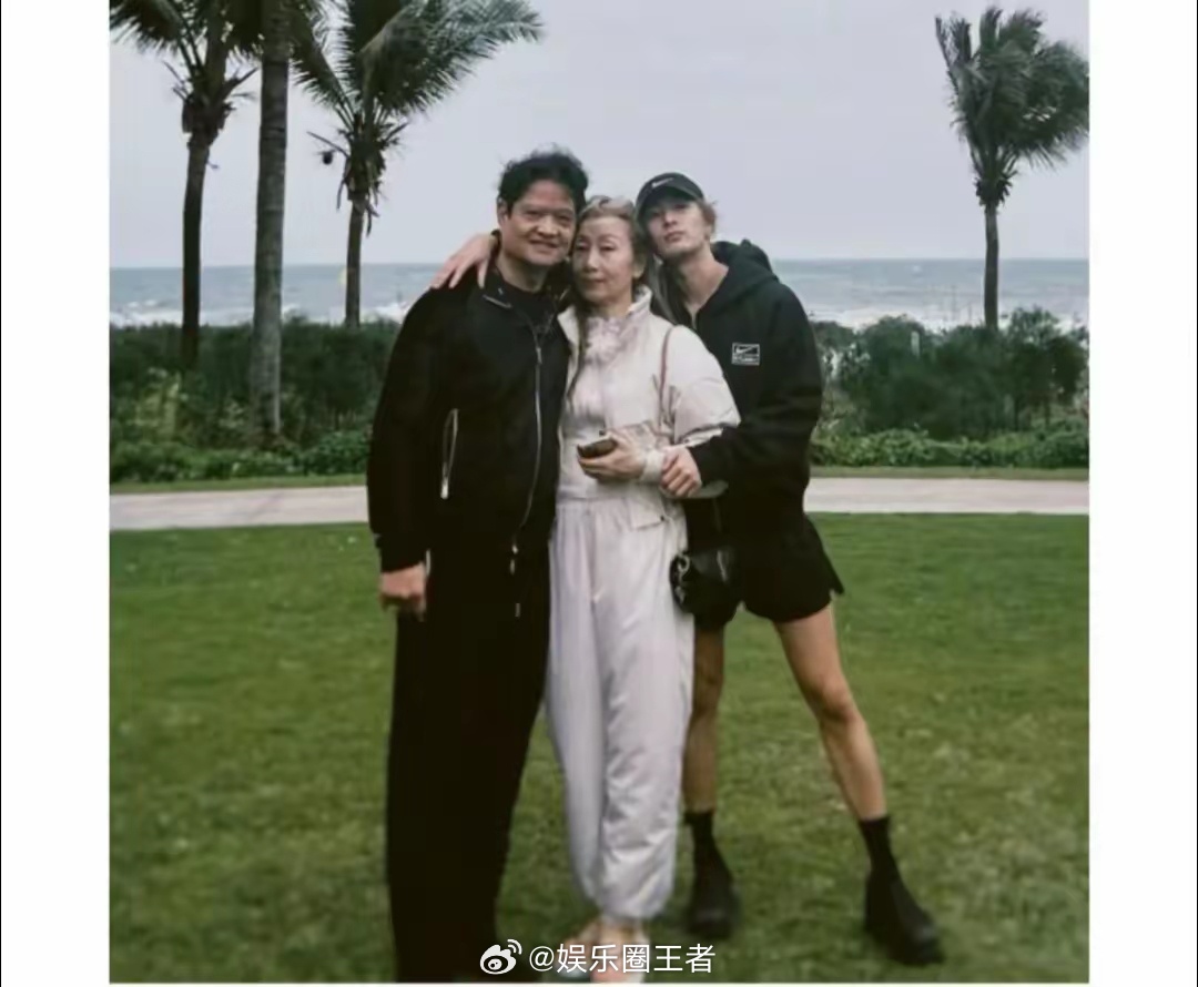 王嘉尔晒全家福王嘉尔新专辑MAGICMAN2嘉尔为父母创作了两首歌《Dear:》