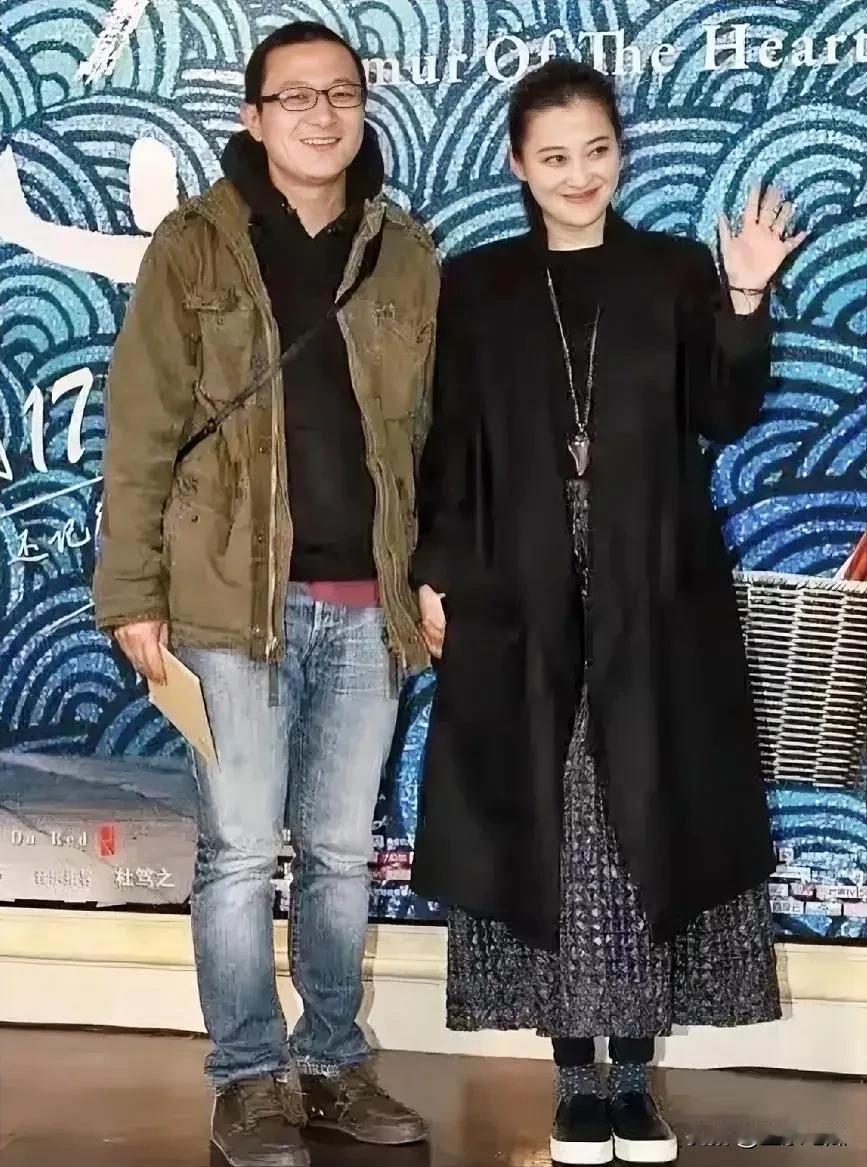 梅婷和丈夫同框，画面真是甜到心坎里。
两人手牵手十历甜蜜，其实他们相识相恋的过程