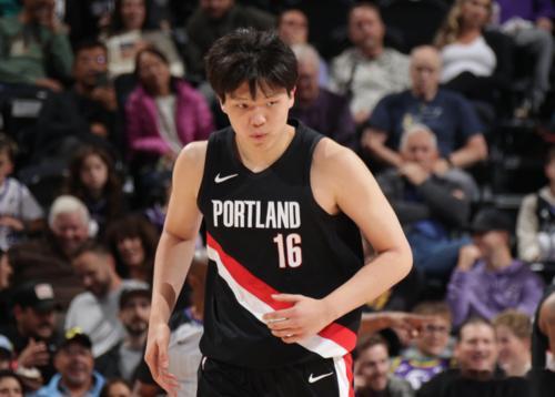 杨瀚森生涯第二个运动战得分博主：杨瀚森如果速度无法提升，得多看克林根、戈贝尔的录