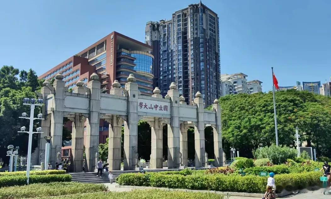 历史上带国立二字的大学不多，能够有牌坊的大学也不多。有人说，这个是仿造版，真正1
