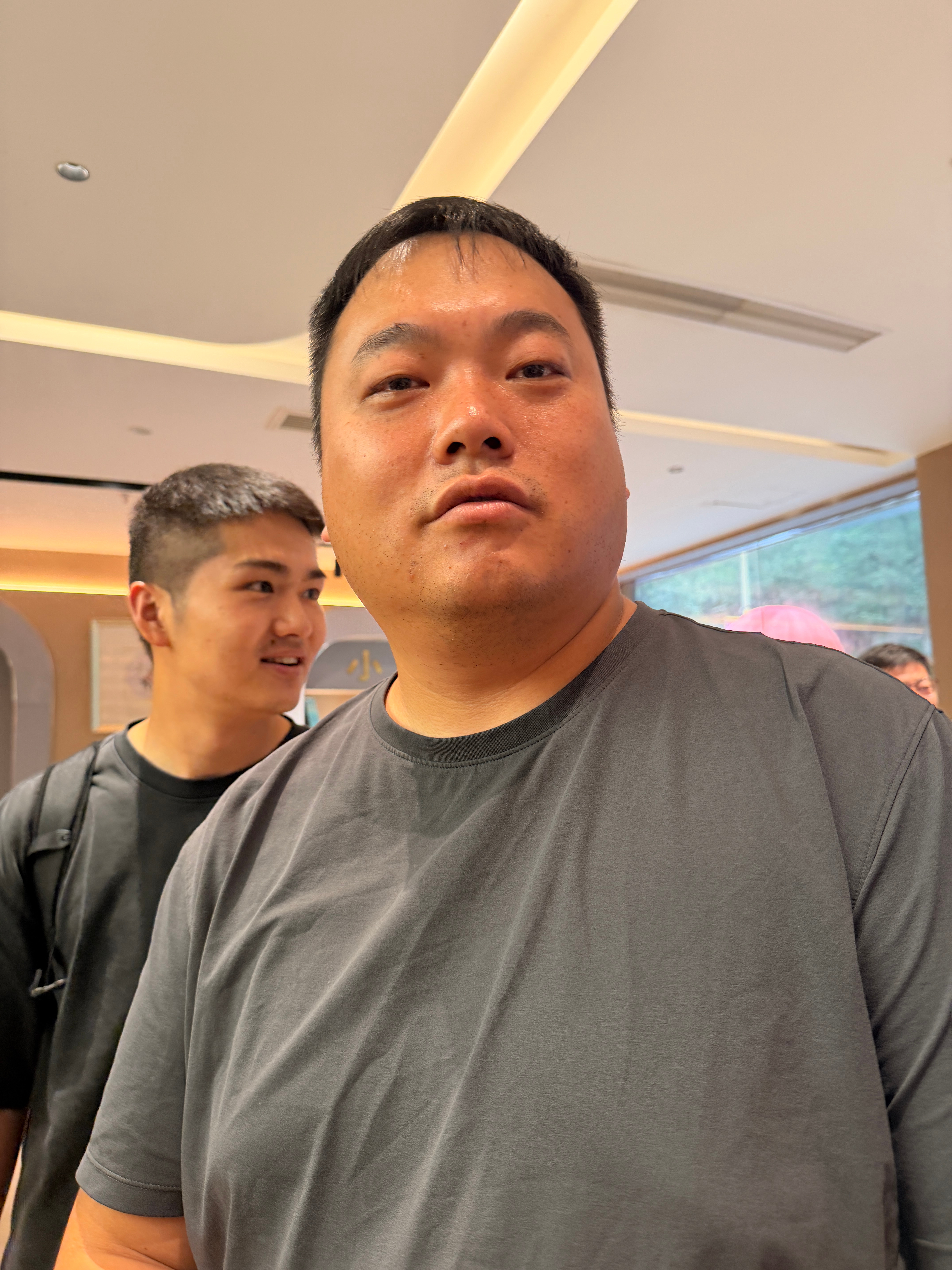 到达美姑县！办理入住前台小姐姐问大晨子和弟弟是一对吗？当然不是啦，他们俩只是感情