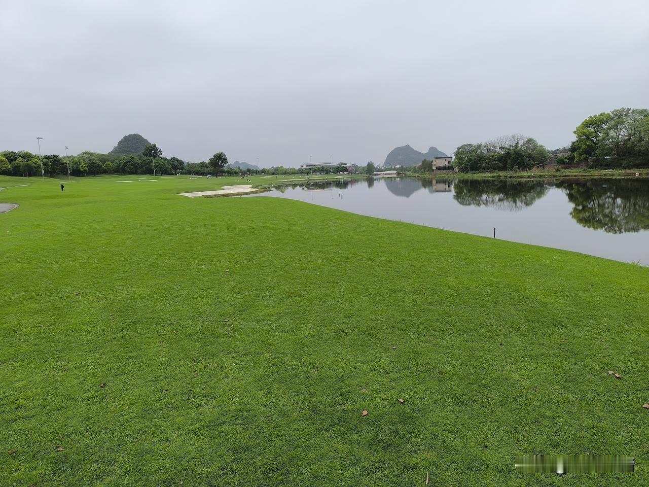 广西桂林：将违规建设的高尔夫球场改造为4A级旅游景区，那也是很不错的！
我感觉在