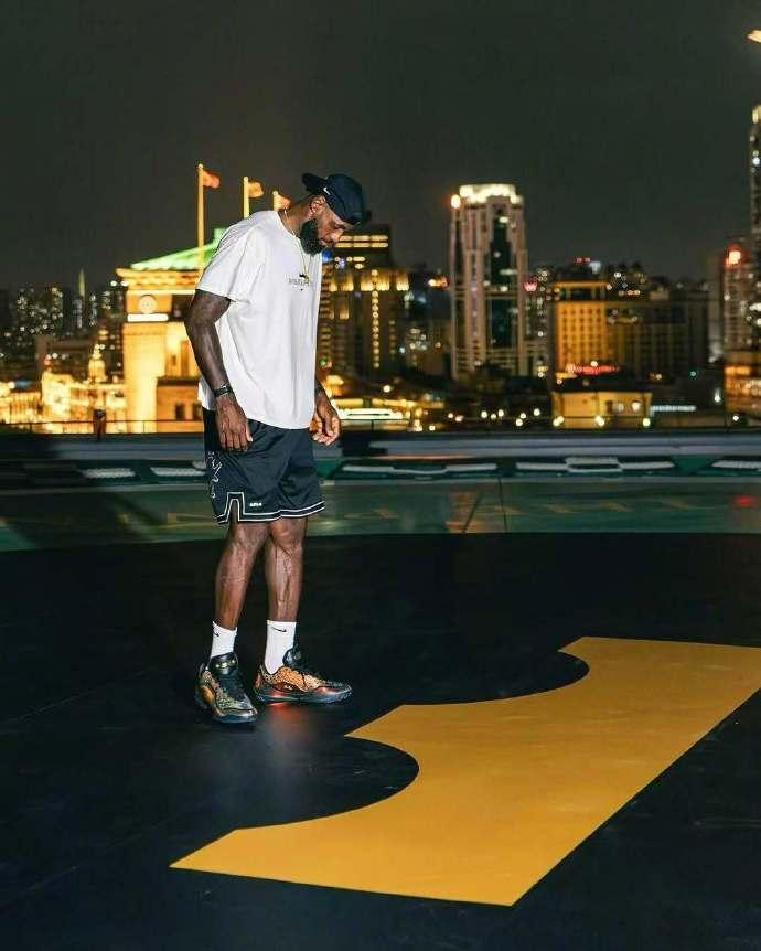 NBA：詹姆斯于昨日凌晨飞抵上海，正式开启生涯第15次中国行
行程：
上海站（9