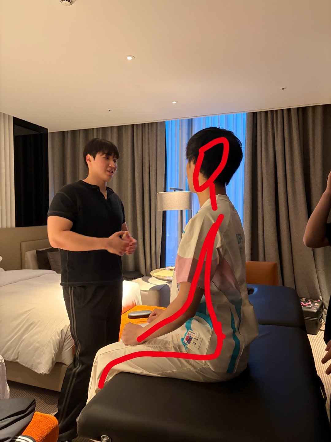 我以为阿姨这么坐着。 我还寻思怎么这么优雅 