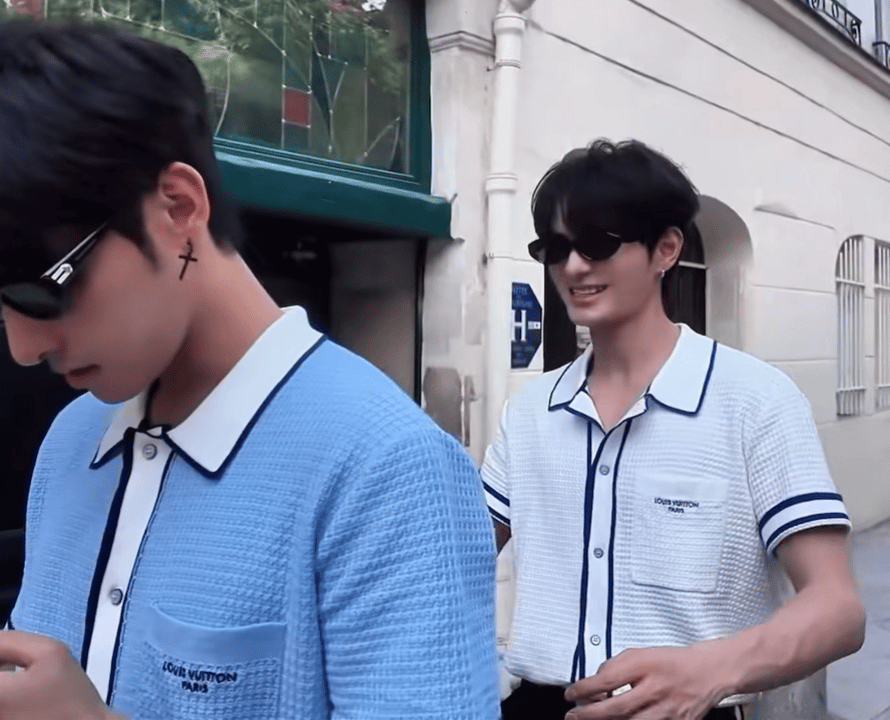 小猫像吸铁石一样严丝合缝嵌在小狗身上👉🏾👈🏾 