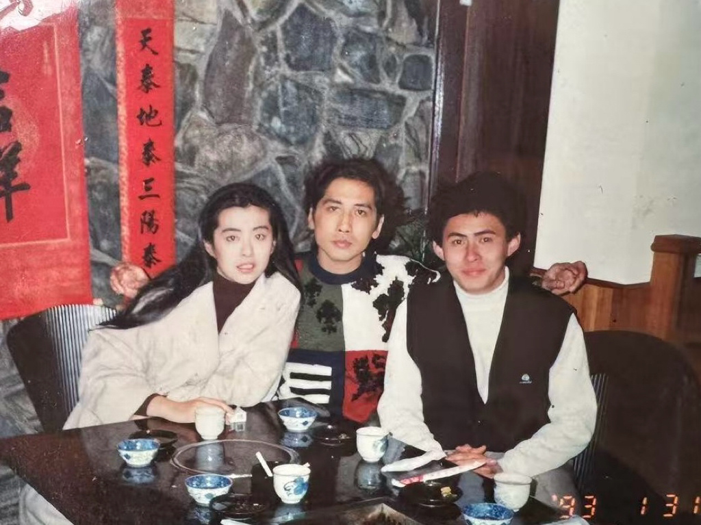 网友晒出了1993年1月31日王祖贤和齐秦来成都自己家里做客的照片，那天是王祖贤