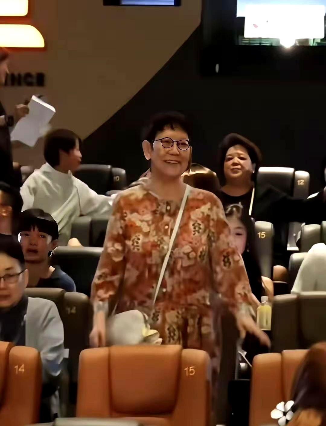 谁能想到啊，周星驰带新片跑路演，全场最大的风头居然被自家老妈抢了个精光！
电影刚