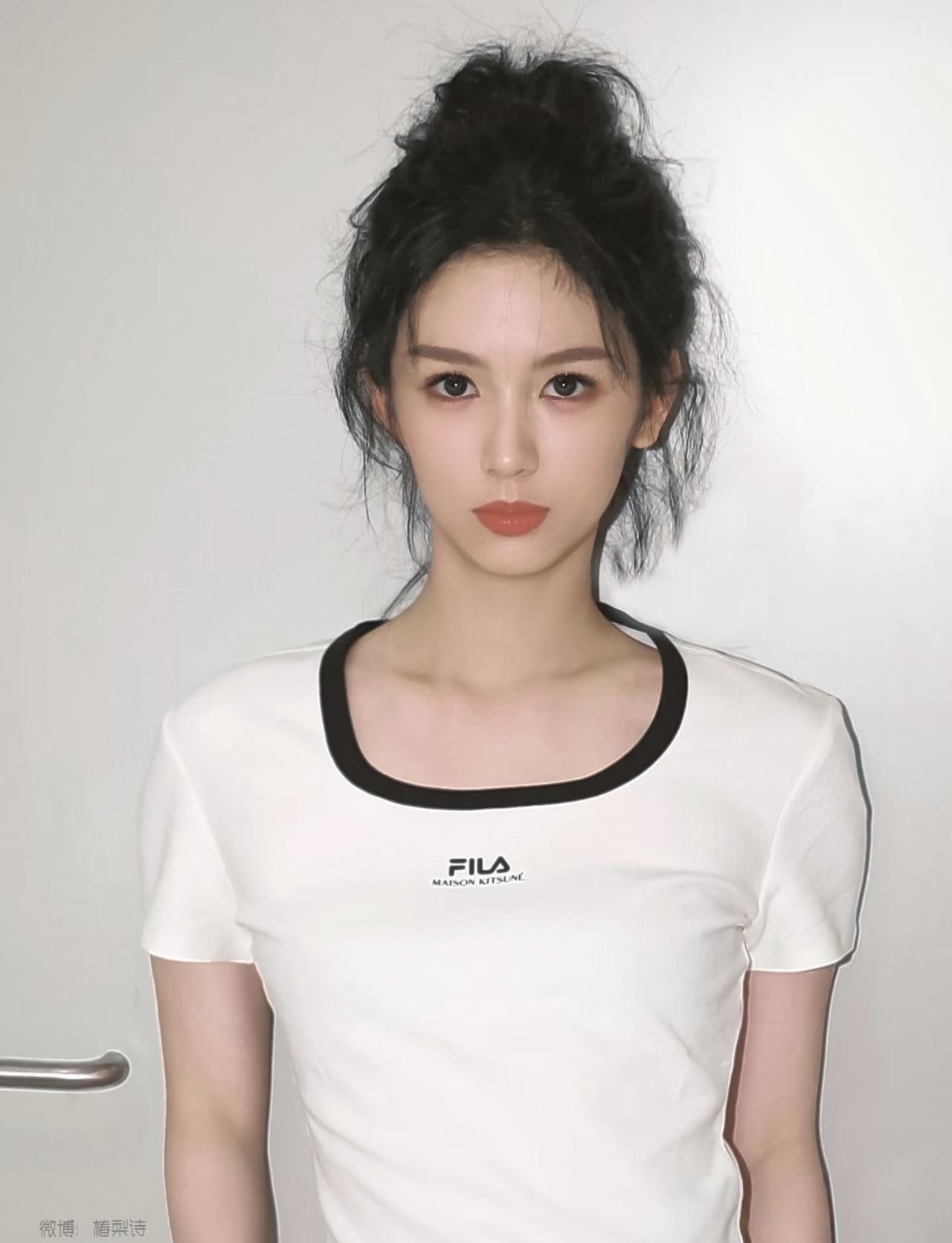 周也资源咖？
家境普通女孩望尘莫及，这背后藏着什么？
普通人努力一生，也难企及的