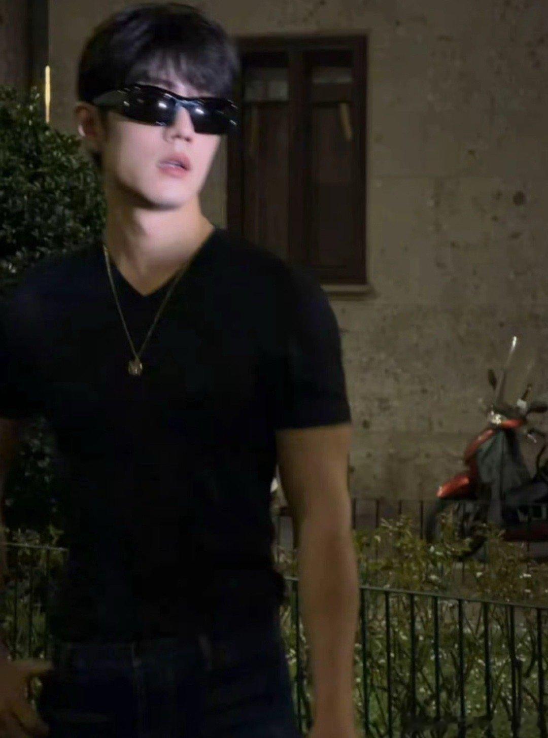 肖战紧身黑t造型身材好好 