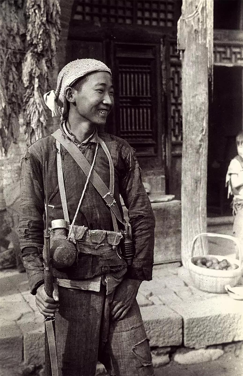 《泰晤士报》摄影记者哈里森·福尔曼拍摄1944年延安的民兵战士