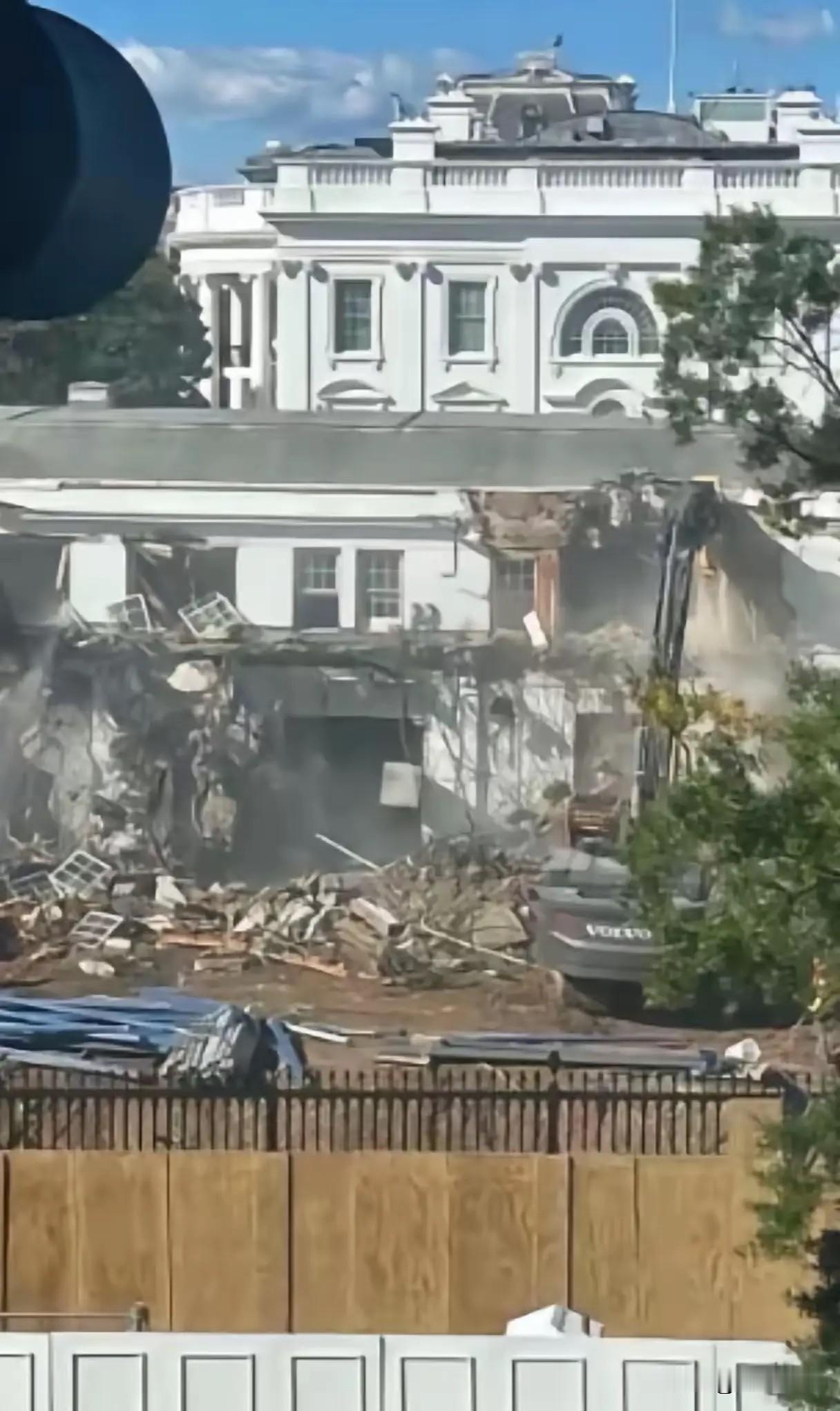 特朗普疯了？政府关门、军队欠薪，
他却砸3.5亿拆白宫建“国王宴会厅”！
合着英