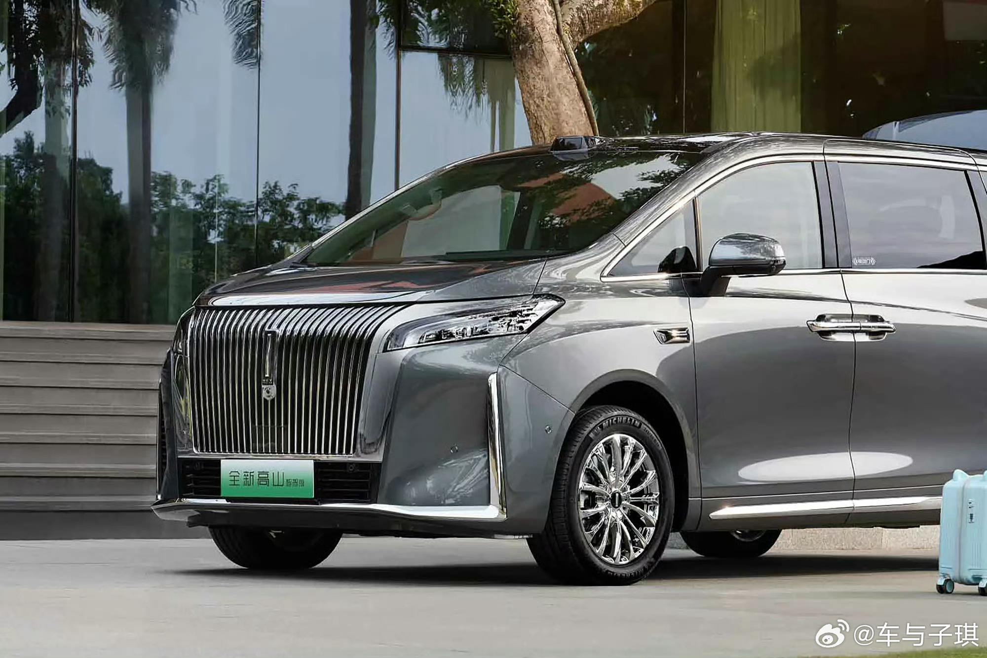 魏牌高山能成为春晚彩排接驳车，确实能看出实力。空间灵活度很高，二三排调节自由，不