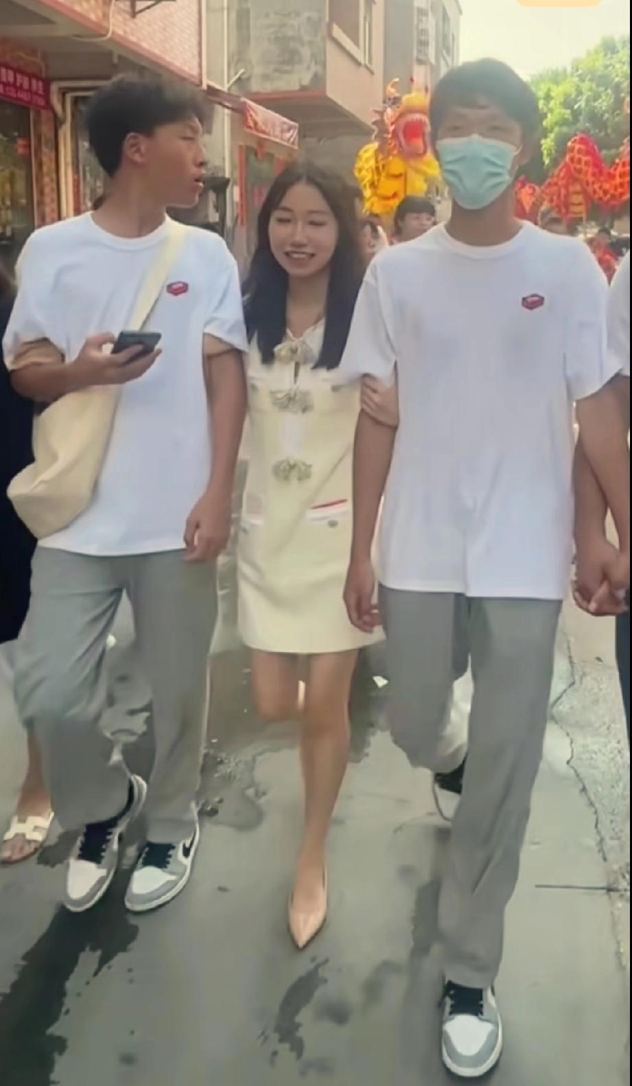 叶锐聪和弟弟一样的长相， 一样的身材 ，就连穿的衣服和鞋子都一模一样 ，姐姐拉着