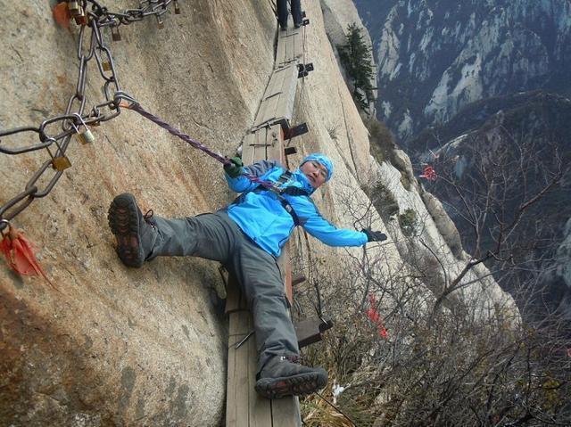 为什么不建议去爬华山
华山作为五岳名山，之所以名扬天下，就在于它的雄奇与险峻。