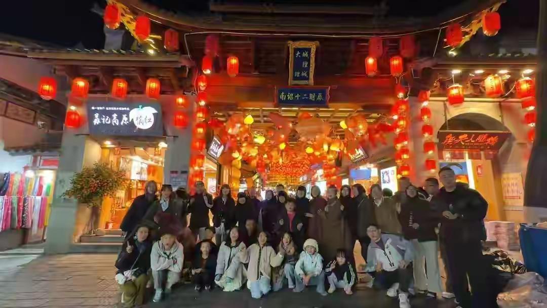 一家35口人开大巴春节自驾游这也是2026年最暖人的新闻，青海开了10年旅游大巴