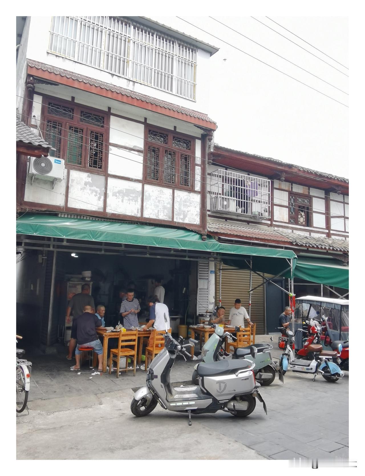 苍蝇馆子之无名餐馆就餐记

四川羊马镇渣渣面最有名。但吃饭是哪里人多去哪里吃，是