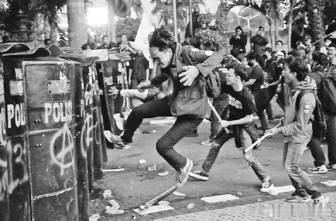 印尼骚乱升级【印尼骚乱蔓延至全国】近日，印尼首都雅加达及多座城市爆发大规模示威抗