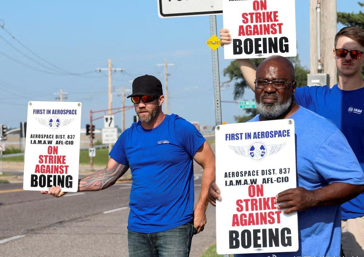【视频】【波音机械师投票通过新劳资协议 结束三个月罢工】经过多轮谈判后，波音机械
