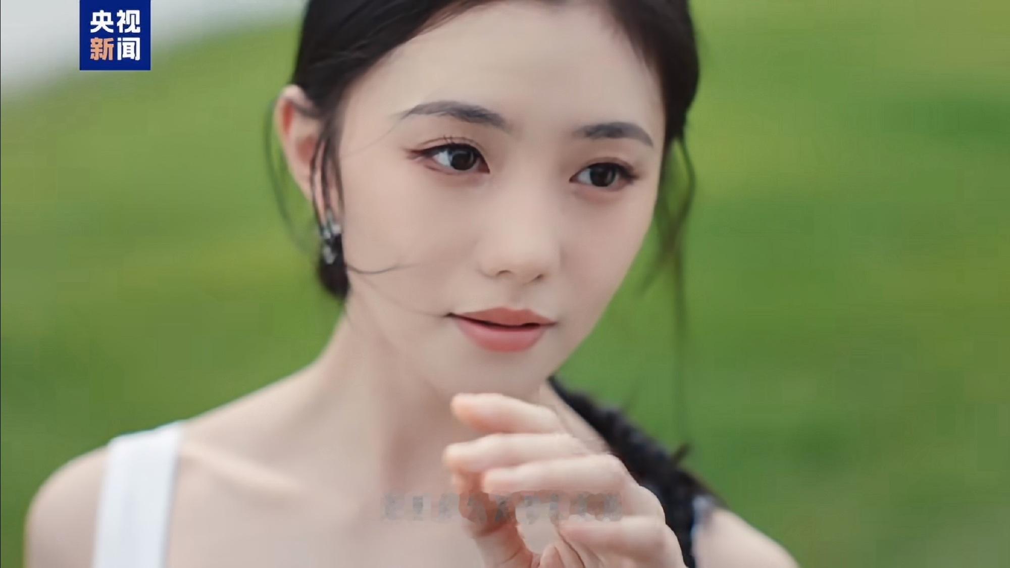 飞鹤让纯净有了具象的模样这支TVC画面太美！刘浩存白衣起舞于北纬47°黑土地，和