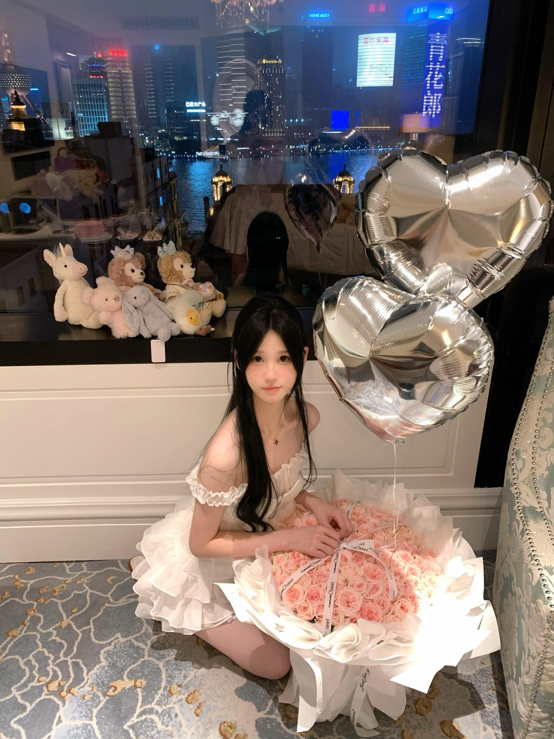 女性总是渴望一种具像化的爱 爱她为猫猫蹲下时凌乱垂下的发丝
