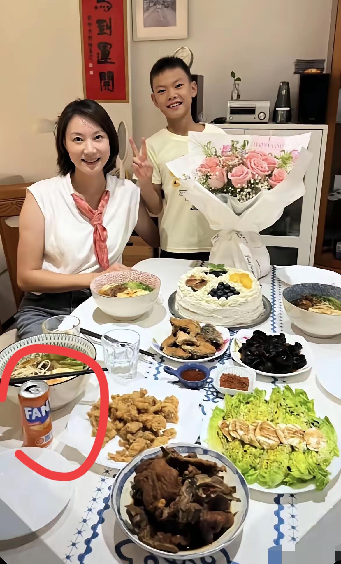 林丹老婆吃饭喝的是什么牌子饮料，好像是进口的