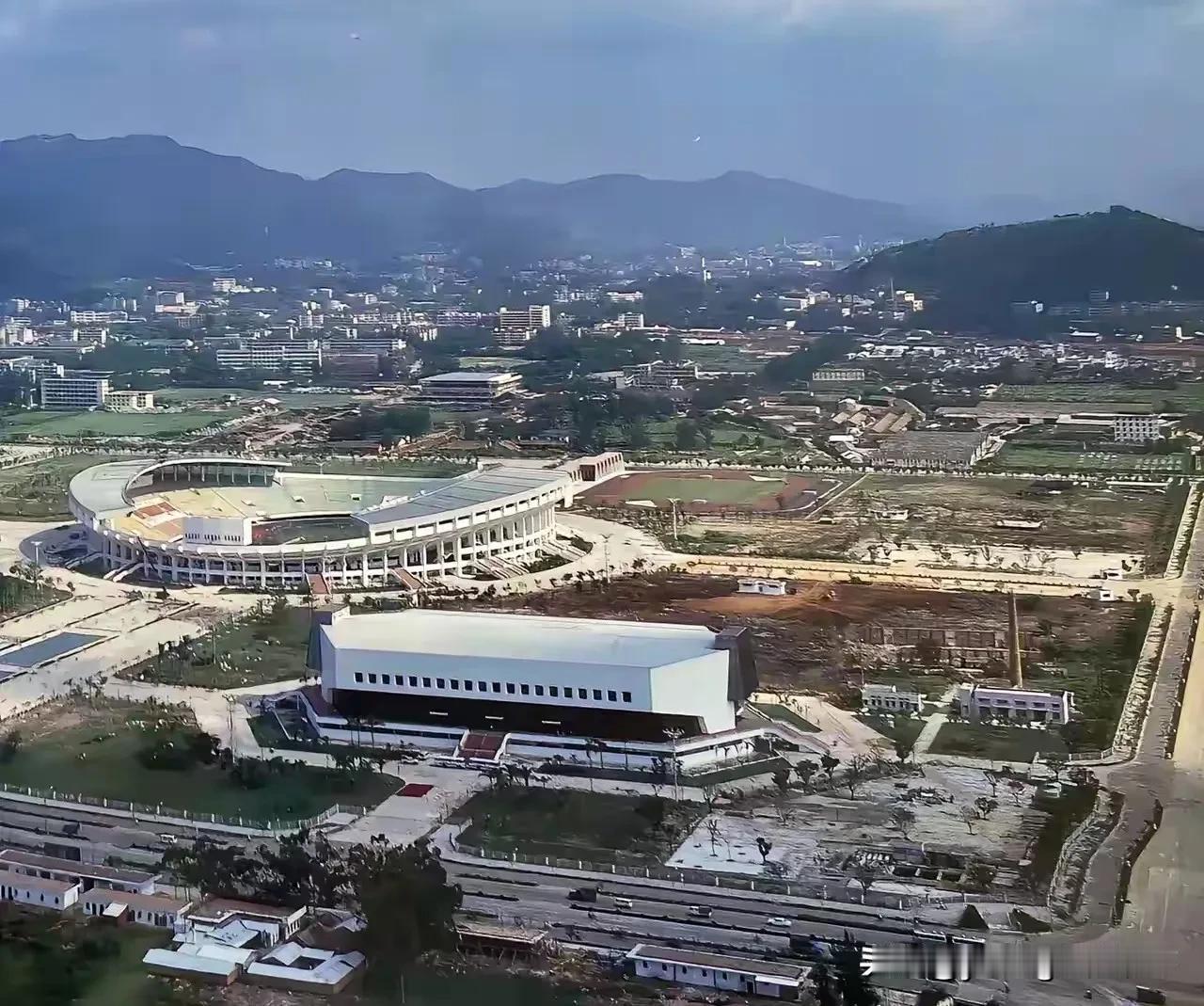 一张应该是80年代末的广州天河区的老照片。从照片来看，天河体育中心也才刚完工不久