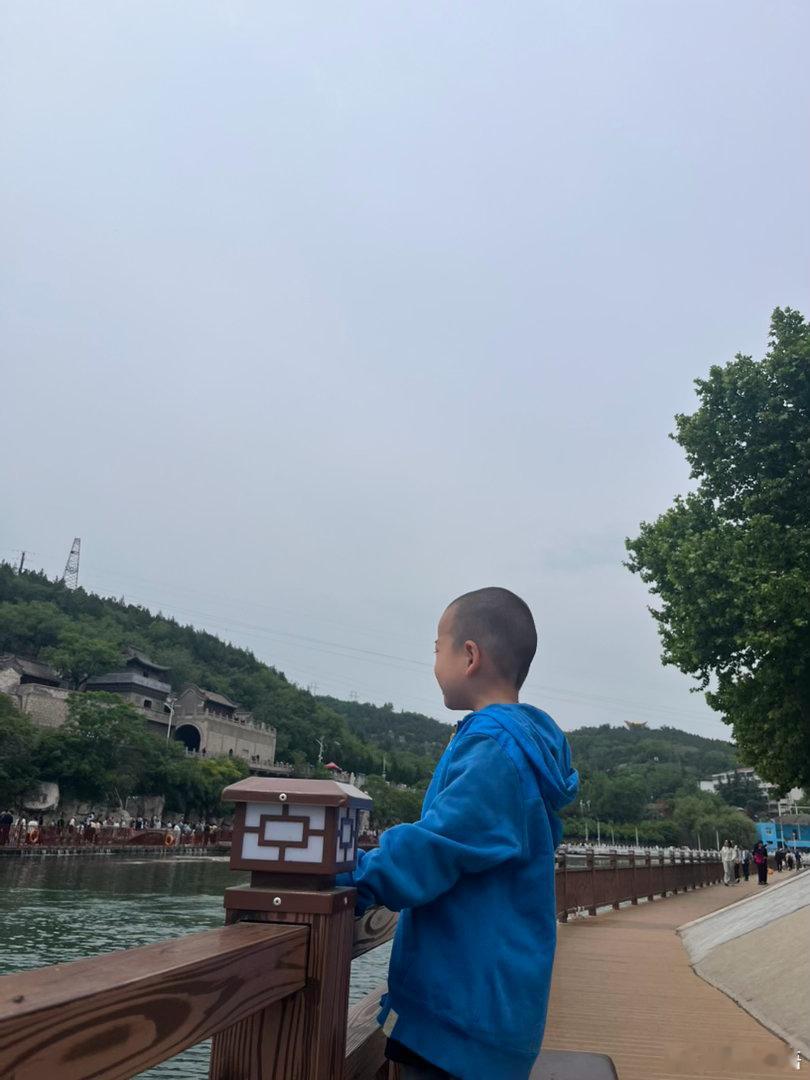 年过半慢慢想通了，好多事别往心里搁，不纠结就是赢。日子不用追求轰轰烈烈，细碎平凡