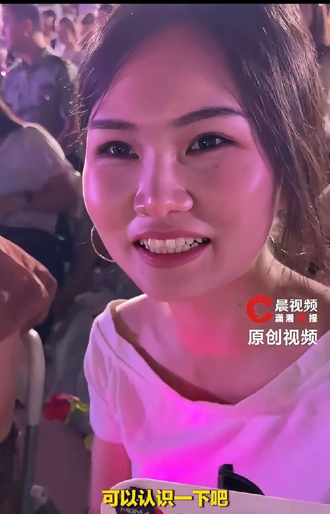 万人相亲大会上，30多岁的陈老师看到有一个50来岁阿姨一直盯着自己看，引起了她的