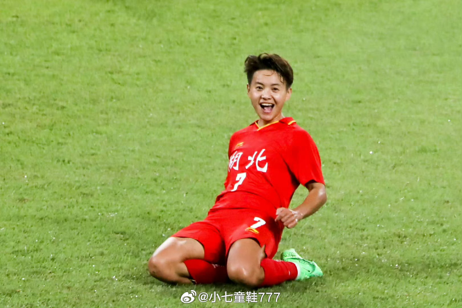 王霜获2025中国女子金球奖武汉车谷江大女足球员王霜获得2025中国女子金球奖，