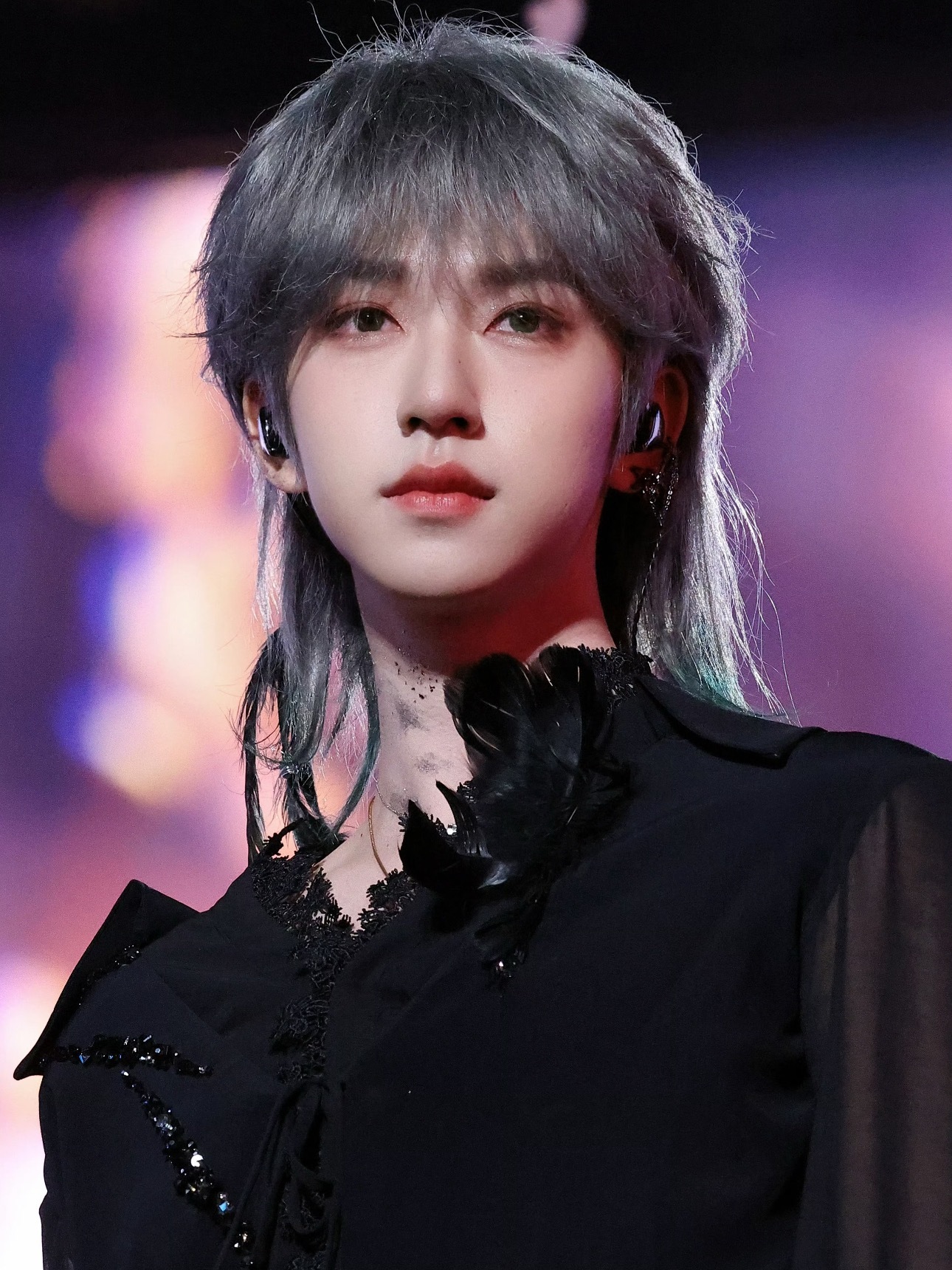 怼脸镜头直接封神！眉眼清俊自带柔光，每帧都像精心雕琢的画报，大屏放大颜值暴击，清