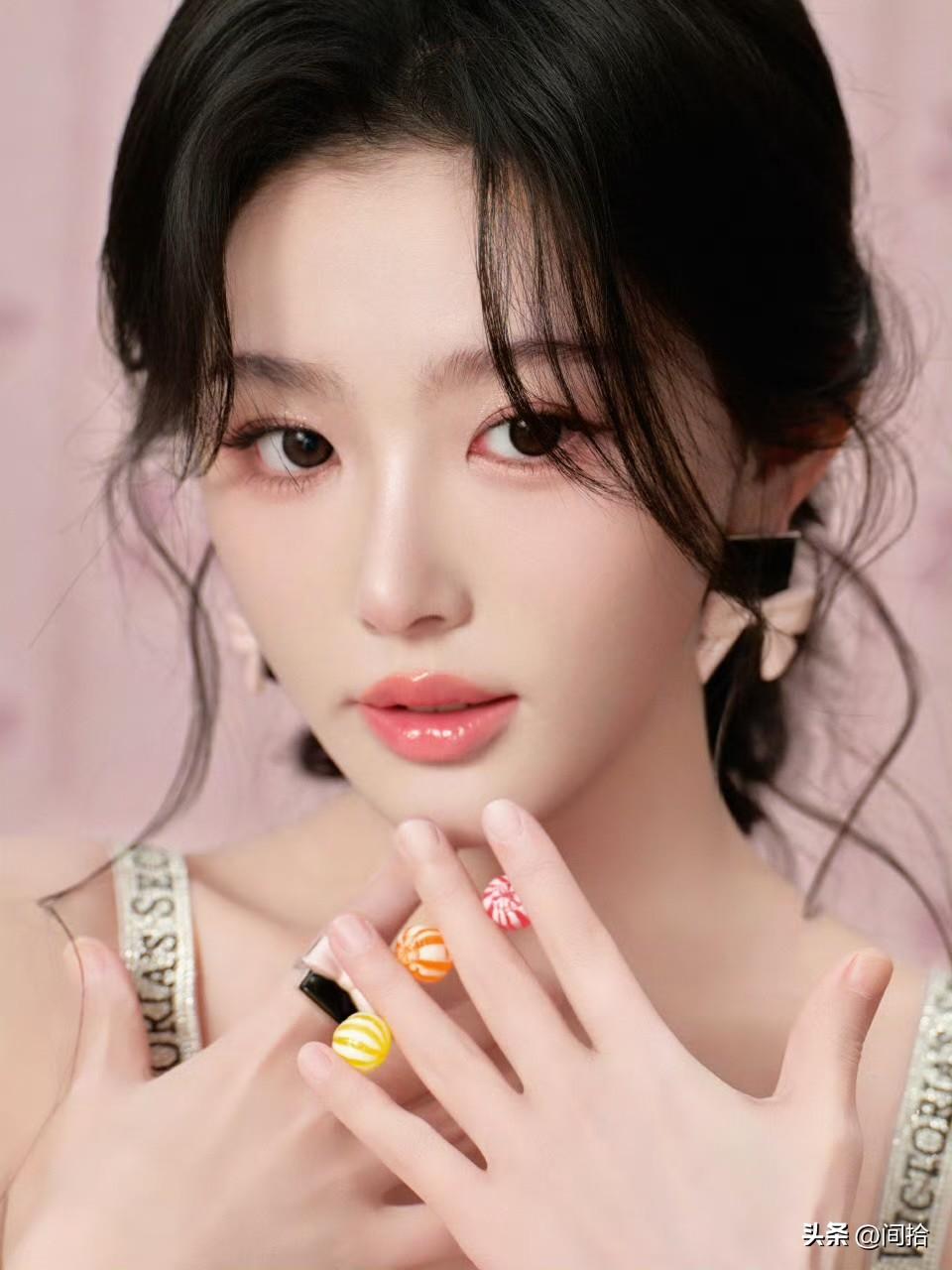 孔雪儿这造型简直绝了！粉调缎面一上身，那身段瞬间就被衬得无比勾人，妥妥的“身材杀