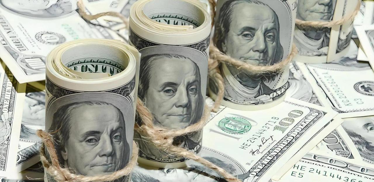 很多人都在想，美国欠下近39万亿美元的巨债，要是直接把印钞机开足马力，一口气印够