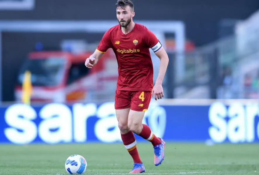 据《罗马体育报》表示，罗马在续约谈判时优先考虑和曼奇尼、克里斯坦特这两名球员续约