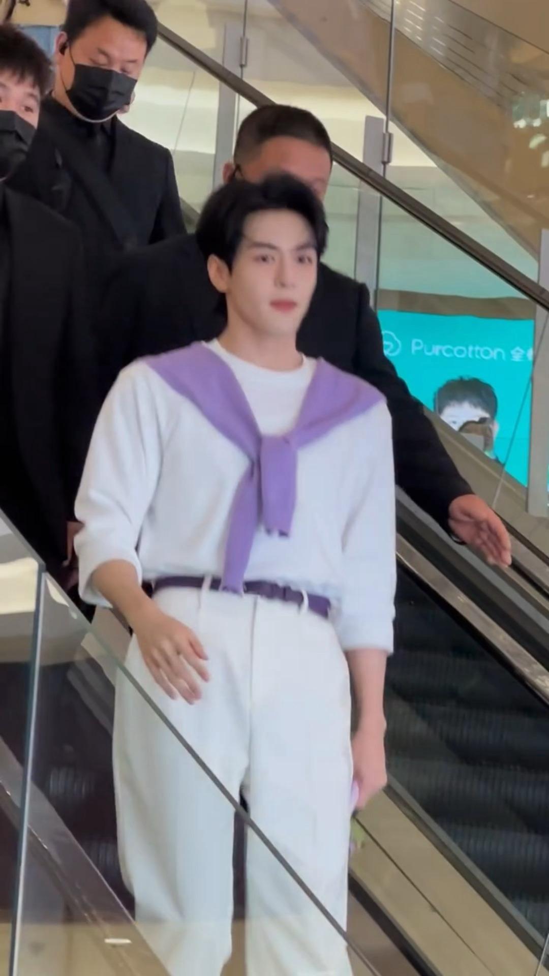 曾舜晞，长得干干净净的清爽男大，看得人有种清风拂面的感觉🥰🍃 